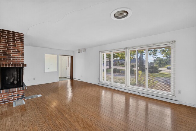 Building Photo - 2205 Country Club Dr