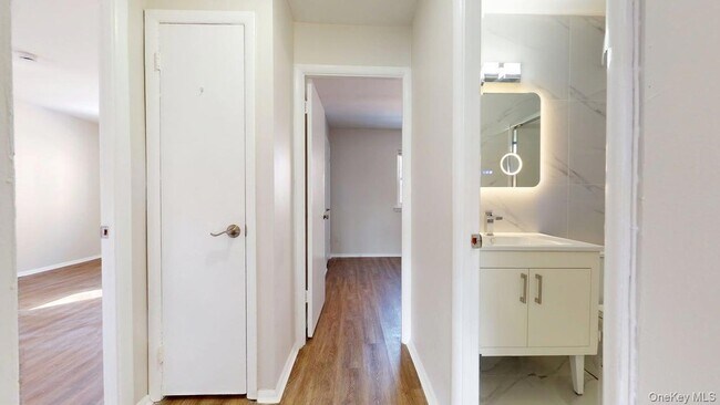 Building Photo - 110-41 62nd Dr