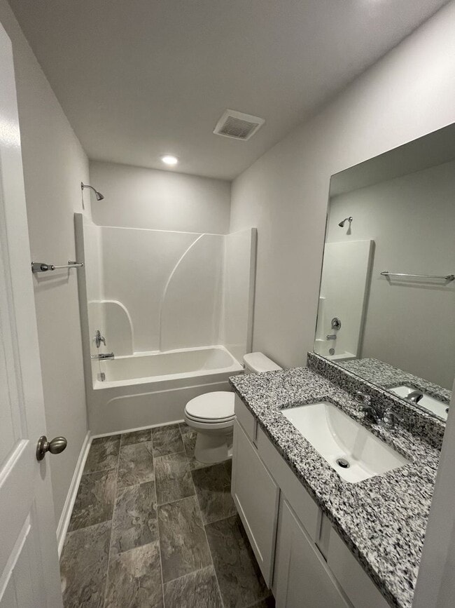 Building Photo - Townhome less than 2 miles from Downtown C...