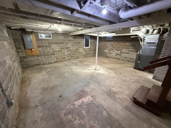 Building Photo - 3315 Valley Dr