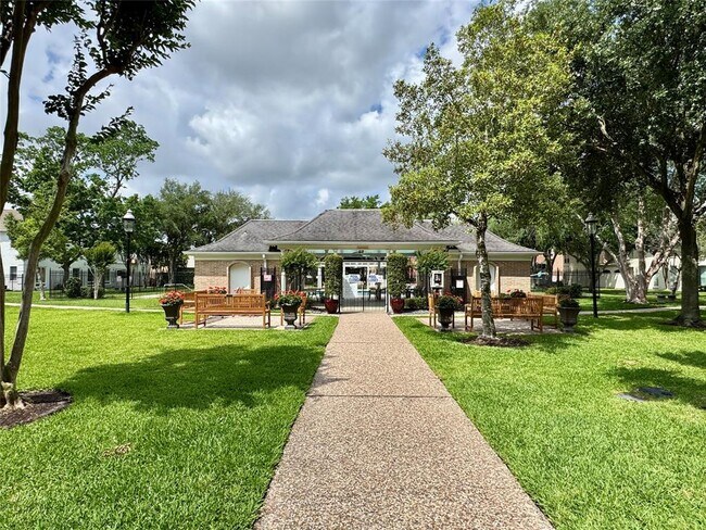 Building Photo - 7530 Del Monte Dr