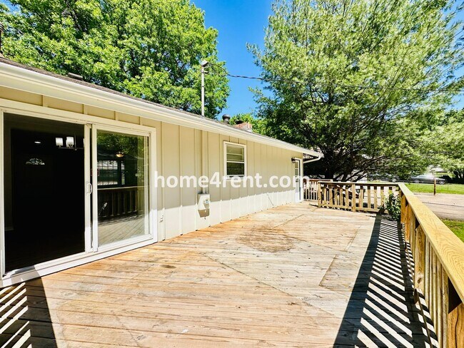 Building Photo - Like New, Ranch Style Home in Raytown - Wood Floors, Finished Basement, Fenced Yard!