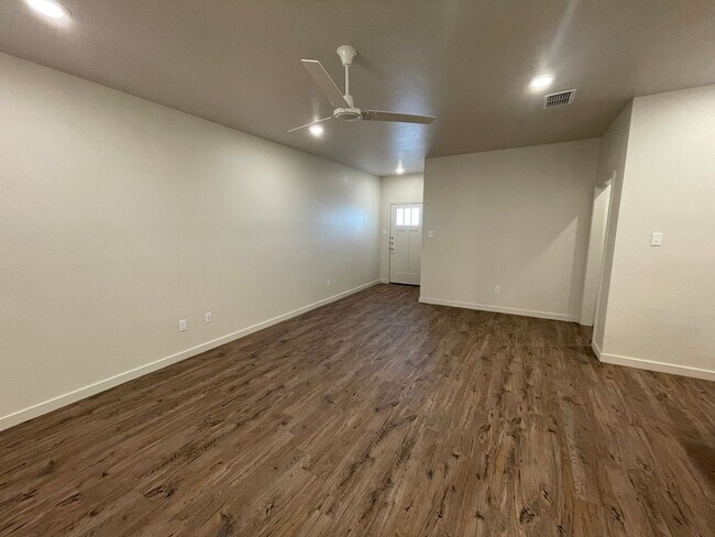 Building Photo - Luxury Two Bedroom Townhome in Abbey Glen ...