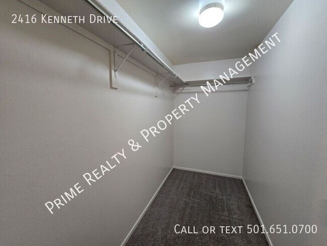 Building Photo - 2416 Kenneth Dr