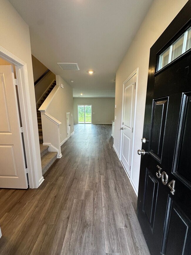 Building Photo - 304 S Lake Ct