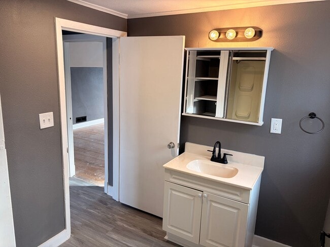 Building Photo - Cozy 2-Bedroom Home In a Peaceful Neighborhood!