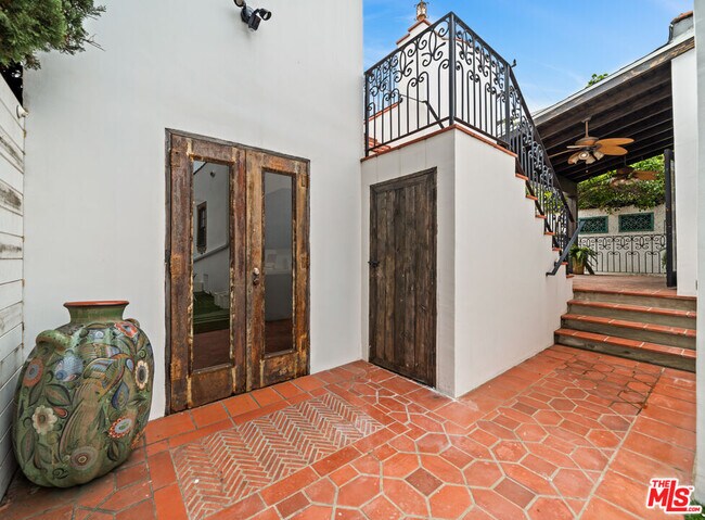 Building Photo - 8822 Rosewood Ave