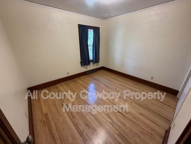Building Photo - 557 N 8th St