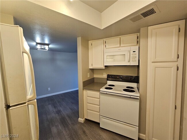 Building Photo - 3749 Carlyle Dr