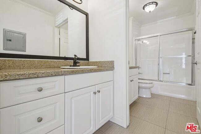 Building Photo - 5535 Canoga Ave