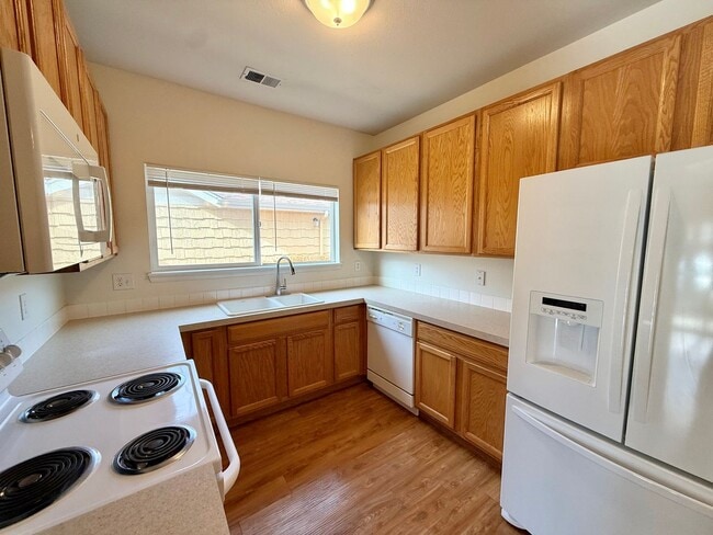 Building Photo - MUST SEE 2 Bed/2 Bath Condo in the Lakeshore at Centerra!