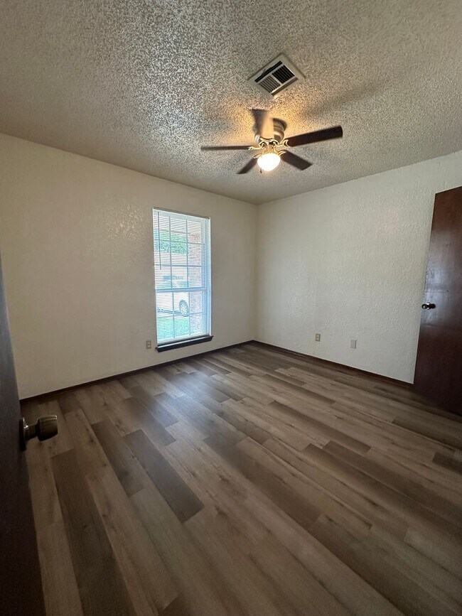 Building Photo - 2 Bedroom 1.5 Bath
