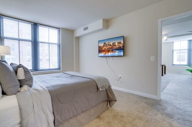 Building Photo - 550 14th St S