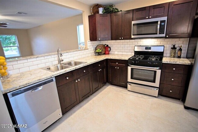 Building Photo - 727 W Buffalo Grass Dr
