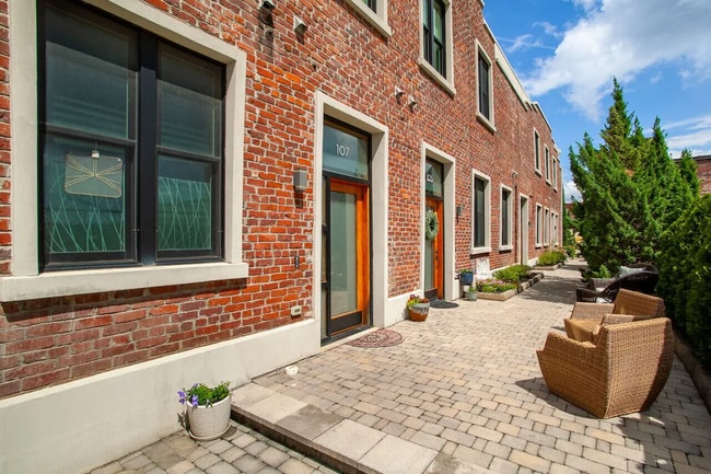 Building Photo - 205 Mews Way