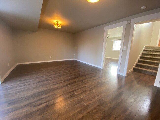 Building Photo - Beautiful 4-bedroom 2.5 bath home located ...