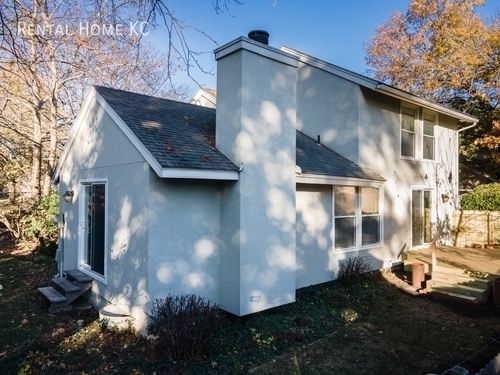 Building Photo - Stylish 4-bed/2.5-bath with main level pri...