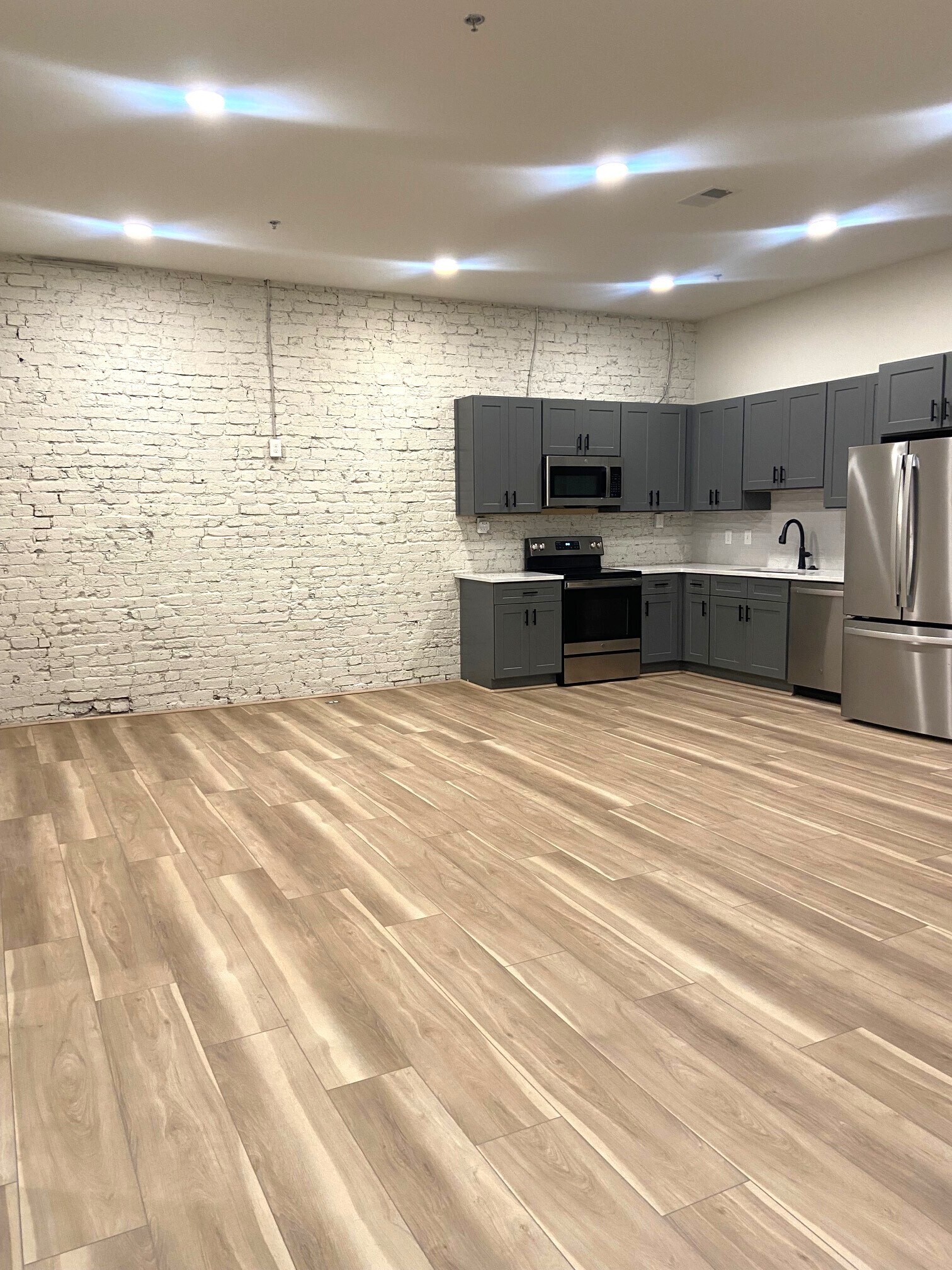Building Photo - 2018 Morris Ave