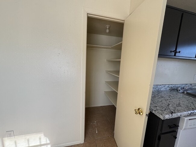 Building Photo - Maryvale 2br Townhome