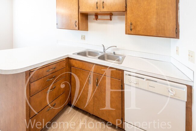 Building Photo - 2 Bedroom Duplex Apartment with Garage and...