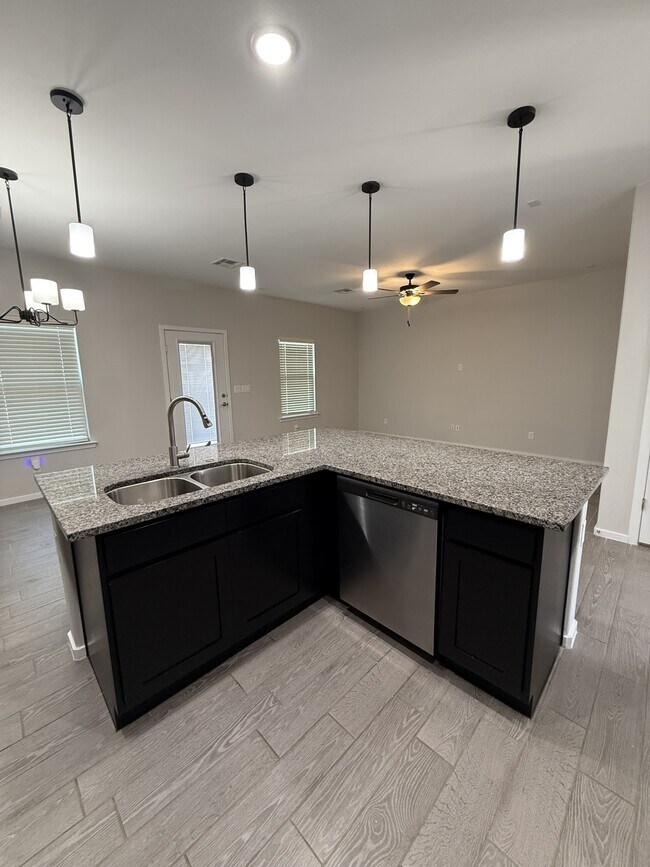 Building Photo - 1099 Sky River St