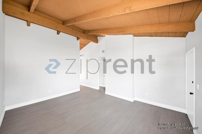 Building Photo - 10950 Saticoy St