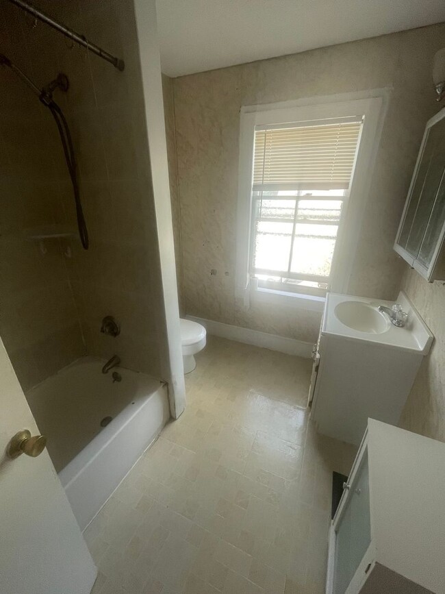 Primary Photo - Large 3 bed located next to the Commuter R...