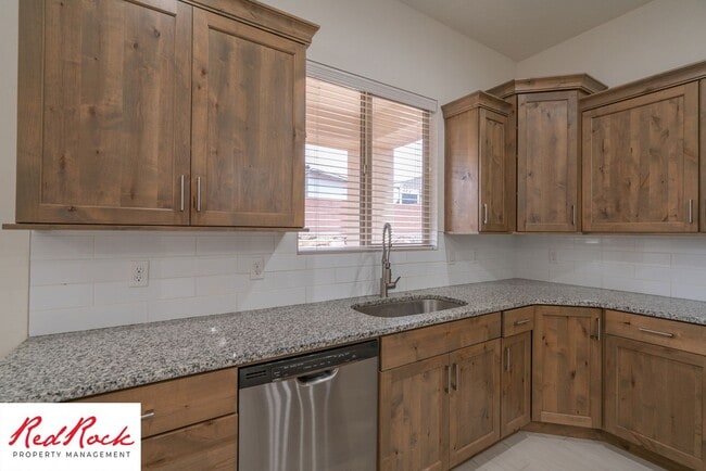 Building Photo - Pet Friendly 4 Bedroom Little Valley Home ...