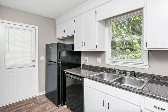 Building Photo - Beautifully Renovated 3-Bedroom Home in Co...