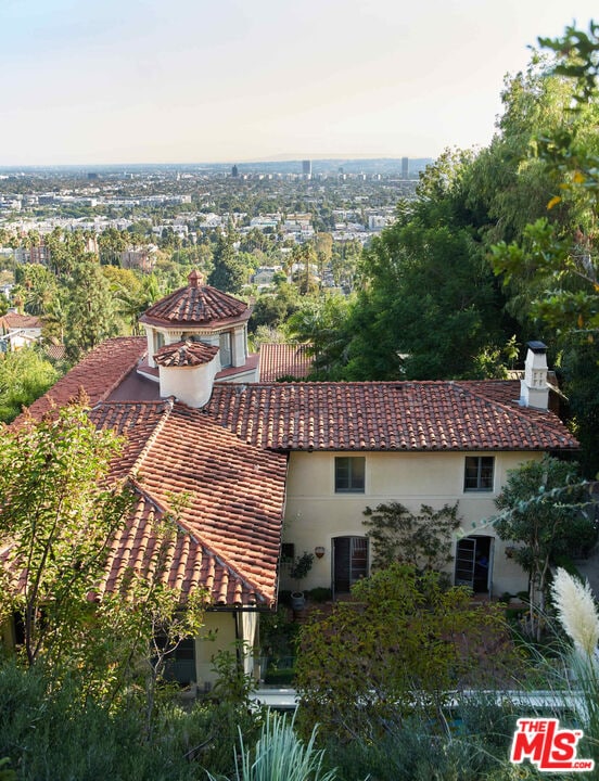 Building Photo - 7475 Hillside Ave