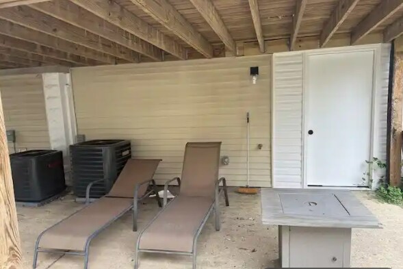 Building Photo - 1 Maple Ave