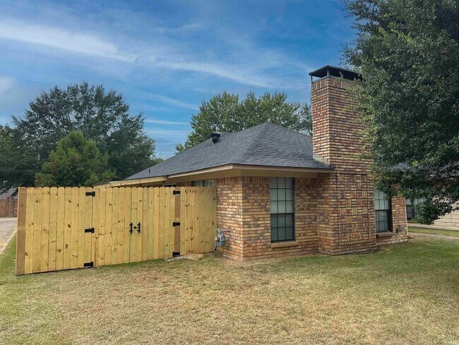 Building Photo - 5805 Sidney Dr