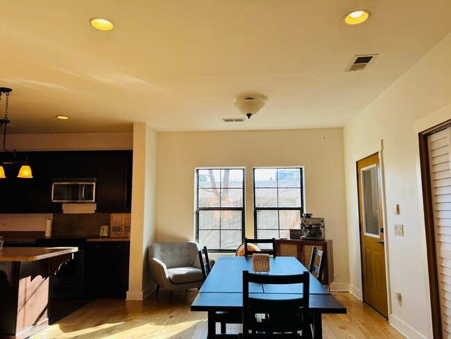 Building Photo - 412 Grove St SE