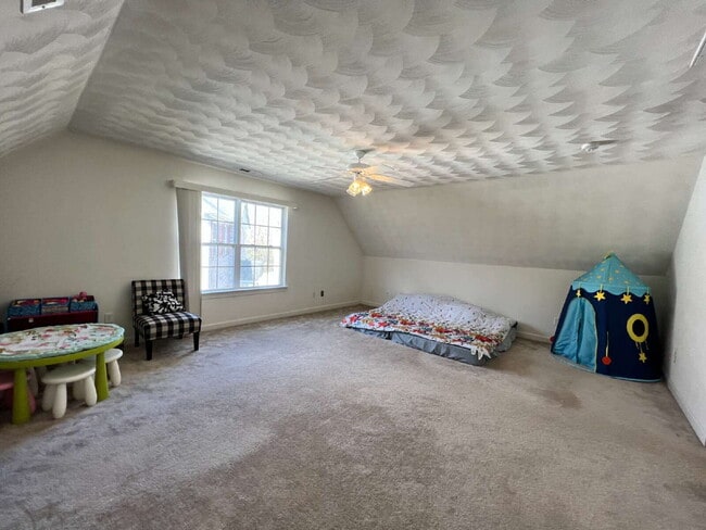 Building Photo - Spacious 4 bedroom home with POOL in sought after neighborhood and schools.