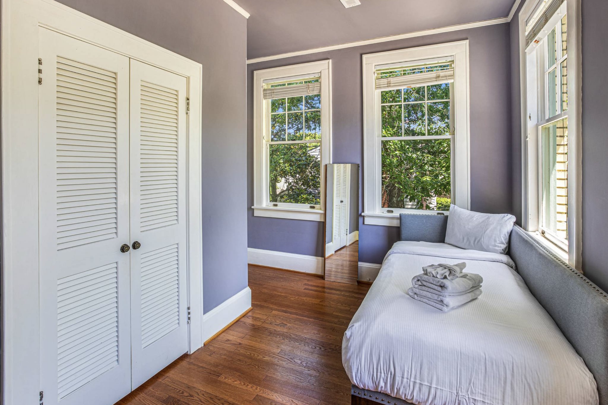 Building Photo - 624 E Victory Dr