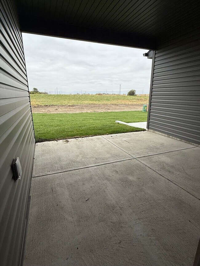 Building Photo - New 3 bedroom/3 bath ranch townhome in SE Lincoln