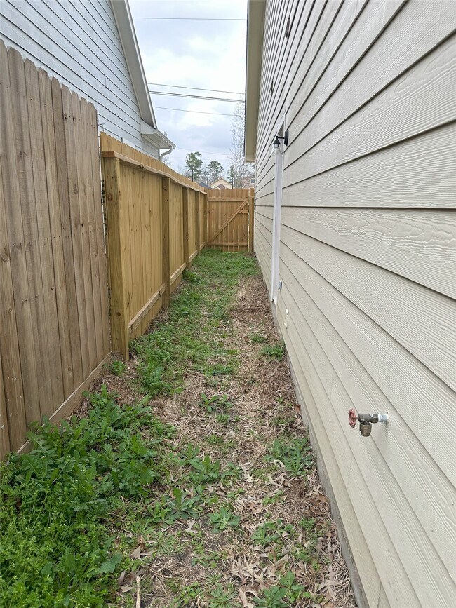 Building Photo - 16625 E Lynbrook