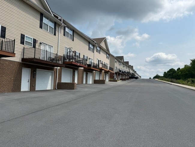 Building Photo - 704 Grays Pointe Ct