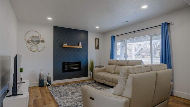 Building Photo - Fully furnished- Long and short term rental in Lehi! Boat and RV parking available.