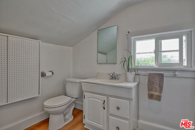 upstairs bathroom - 1025 S Burnside Ave