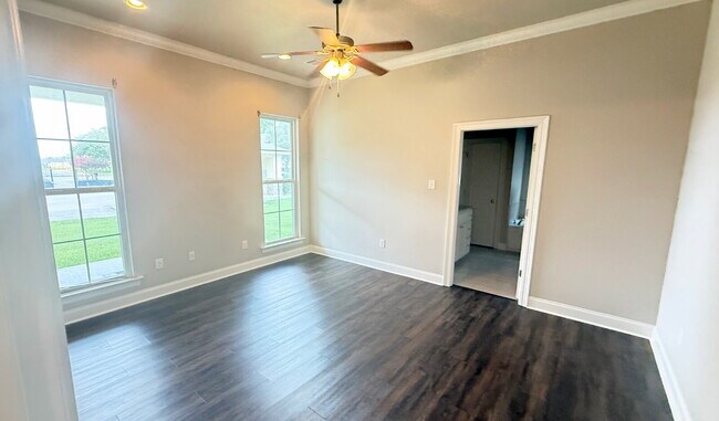 Building Photo - "Charming 3-Bed Townhouse Retreat with 2.5...