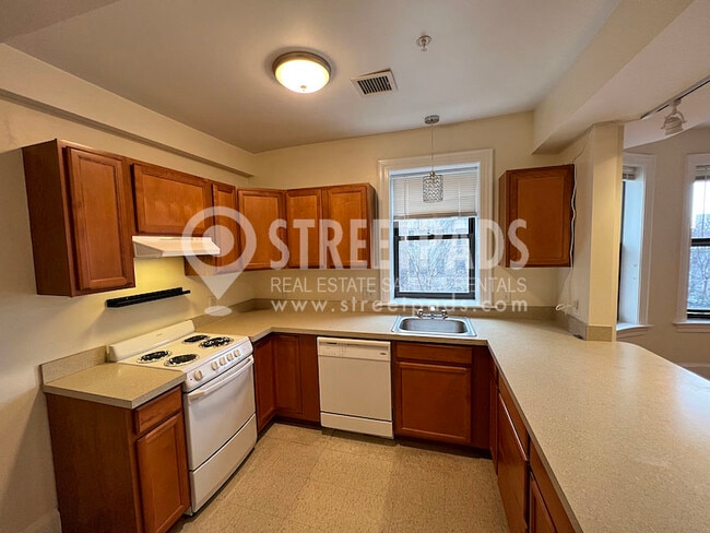 Building Photo - 881 Massachusetts Ave