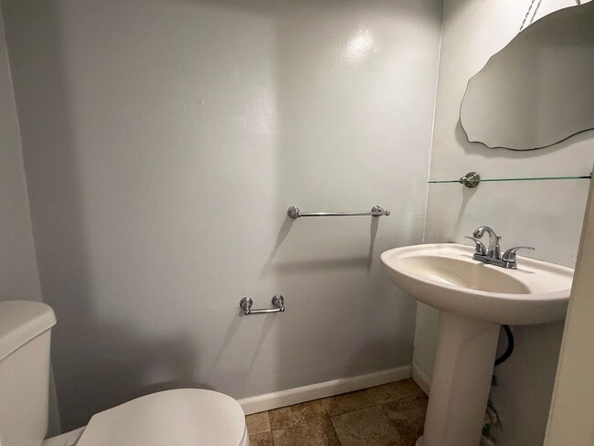 Building Photo - 2BR/1.5BA Townhouse in Mill Run!