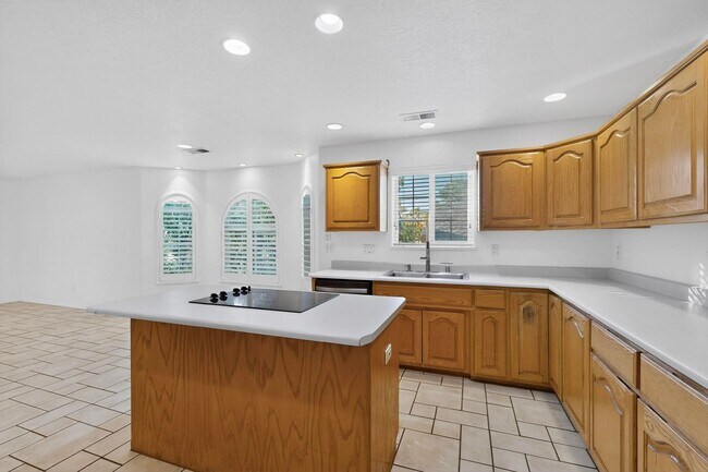 Building Photo - FOUR HILLS Executive Rental 4/5 BD 4/BA