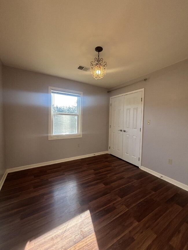 Building Photo - "Charming 3-Bed, 2-Bath Retreat in Strasburg - 1232 Sq Ft of Comfort!"