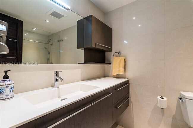 Building Photo - 8877 Collins Ave