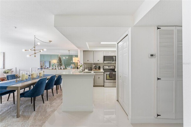 Building Photo - 13838 Fairway Island Dr