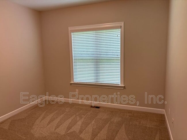 Building Photo - 106 Hawk Pl