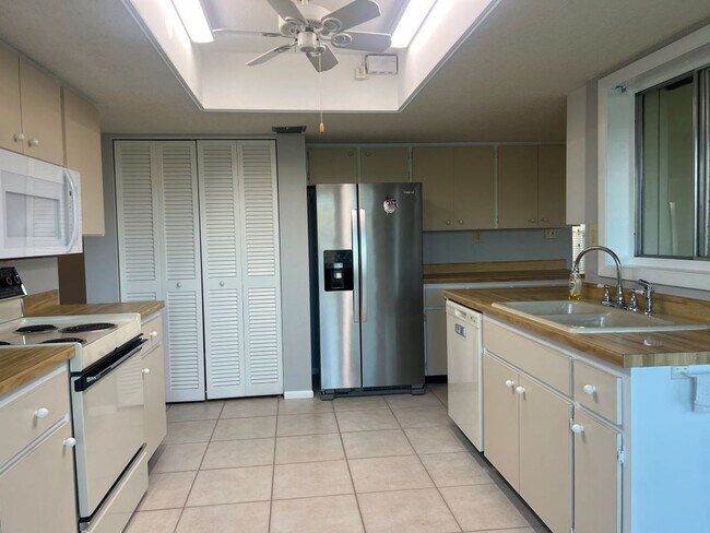 Building Photo - Lovely Lakefront Pinebrook South Home for Annual Rental