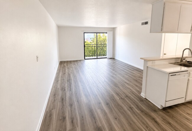 Building Photo - 7040 Haskell Ave